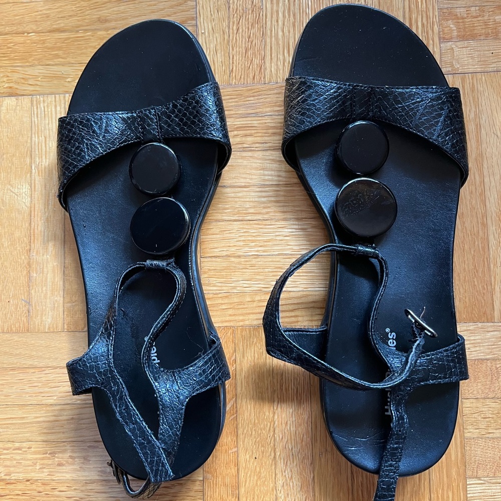 Hush Puppies Black Strap Sandals in Size 8M